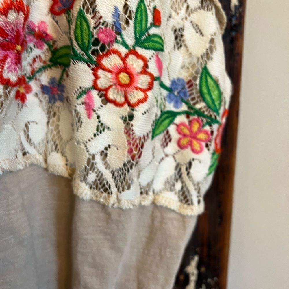Women’s beautiful Floral and lace long sleeve. Shirt. Size M - Picture 7 of 7
